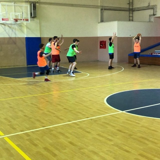 Çanakkale Türk Telekom SK’s Instagram photo: “Genç takımımız gençler ligi hazırlıklarını bütün tek antrenmanla sürdürdü. #u18 #basketball #zonedefence #offence #turktelekom #basketbol…” (124911)