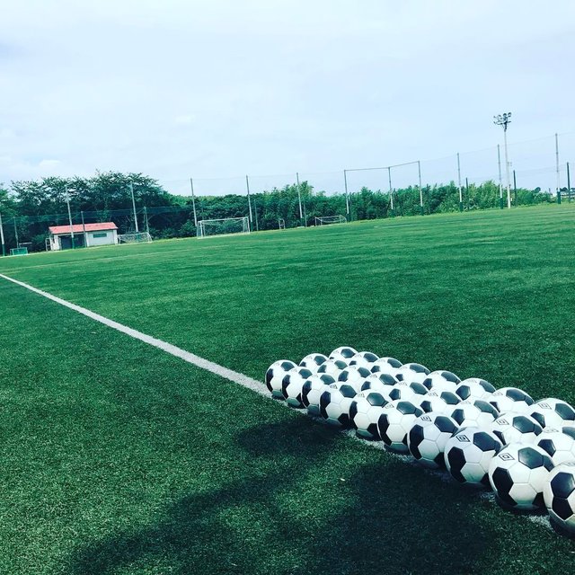 Ryota Sakamoto on Instagram: “今日は特に暑かった…。 皆さん 熱中症にはお気をつけください‼︎ チームマネージャーとトレーナーさんは、 練習中、ボトルの水を補充するために グラウンドを走り回ってます！✨ 選手達が暑い中 全力でTRできるよう 明日も、走り回ります🏃💦💦💦 #football  #ホペイロ…” (127076)