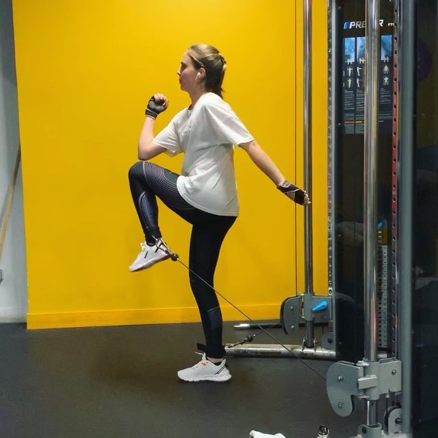 Nella Bee | Healthy Attitude’s Instagram profile post: “Core warm-up (with cables) 🐥  3 exercises to activate the core muscles using cables to add some resistance and focus deeper on the movement…” (127473)