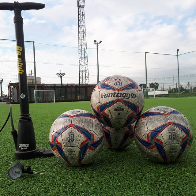 alegreed on Instagram: “alegreedでは定期的にボールの空気圧の点検をおこなっています⚽・パススピードなど練習の質の向上のためおこなっています🙆・・#alegreed#サッカースクール#ボール#空気圧#パススピード#練習の質” (128217)