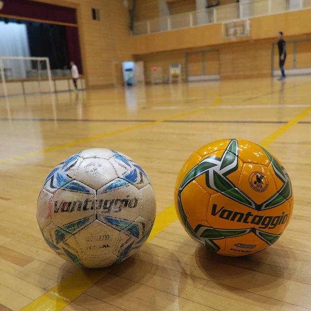 ユニクス on Instagram: “#newフットサルボール #vantaggio  8月に新調したばかりのフットサルボールがパンク😭→左のボール  3ヵ月半の短命でした…💦💦💦 ユニクスで利用しているボールの寿命がどんどん短くなっている😥  新ボールもモルテン⚽→右のボール  #フットサルボール #今年2度目の…” (128220)
