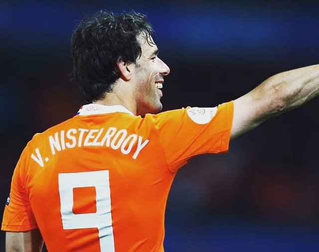 Futebol Europeu e Dados on Instagram: “JOGADOR ALEATÓRIO DO DIA ►Um monstro na arte de fazer gols. Pressão não existe. . Rutgerus 'Ruud' Johannes Martinus 🇳🇱VAN NISTELROOY…” (128400)