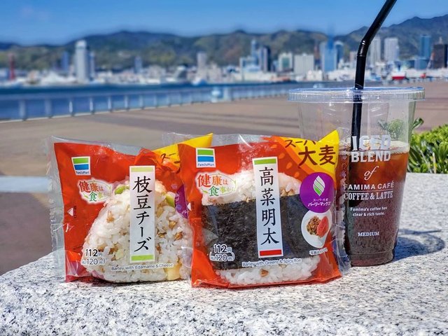 らた吉 on Instagram: “#ファミマ #おにぎり #コンビニおにぎり #神戸港  今日のお昼は、コンビニのおにぎり3個とアイス珈琲♥️ 無茶苦茶いい天気だったので❗港で海観ながら食べることにしました🎵 港に着くまでに新商品の…” (128514)