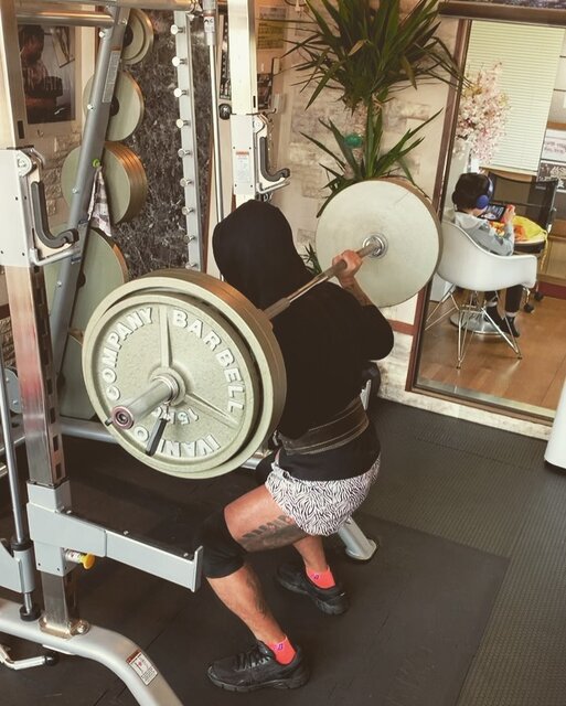 MONSTER JAPAN ピロ吉会長 on Instagram: “高重量で腰痛の方はスクワットで下げれないので！別けて僕みたいにしたらOKじゃん😁👍いつもやる前足メニュー😄 🐟前と後ろ別けてやれば調子いい🤪 #筋肉 #パーソナルトレーナー #パーソナルジム #パーソナルトレーニング #ワークアウト #フィットネス #格闘技…” (133338)